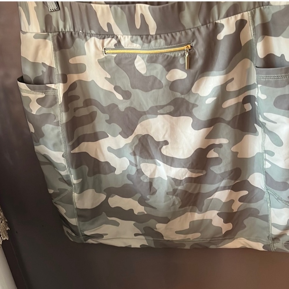 COPY - Excellent condition Chicos camouflage skort size 2 equivalent to women’s… - Picture 4 of 6